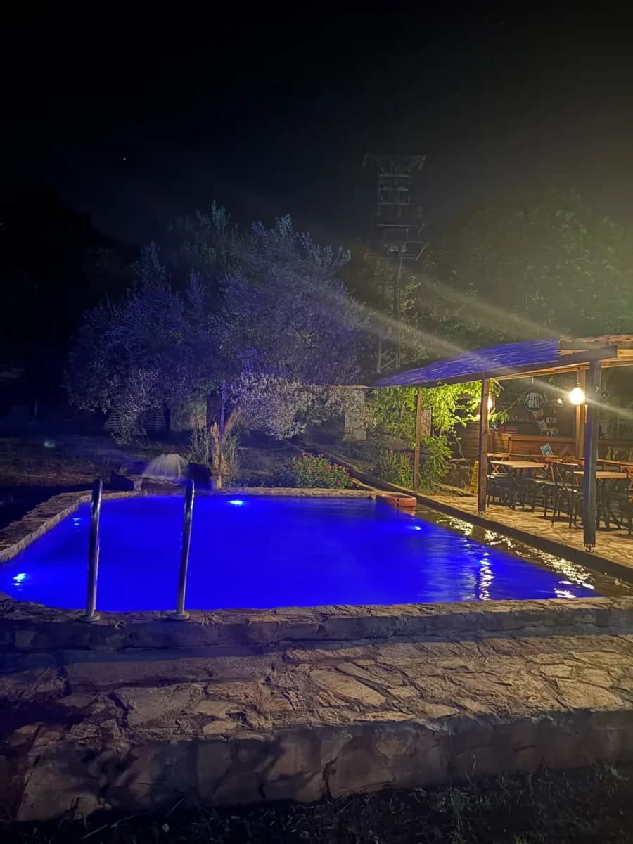 Gece mavi ışıkla aydınlanan doğal havuz