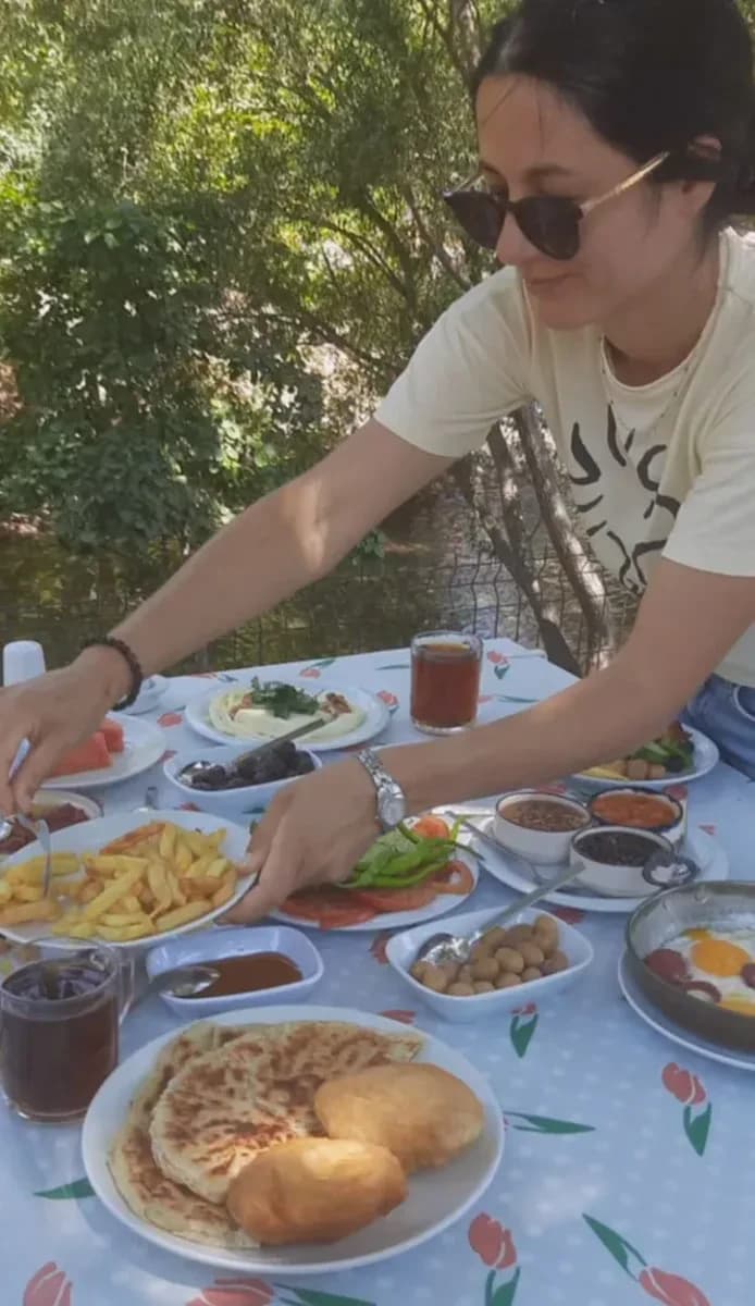 Kahvaltı sofrasına servis yapılırken