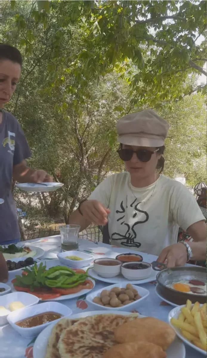 Ağaç gölgesinde kahvaltı