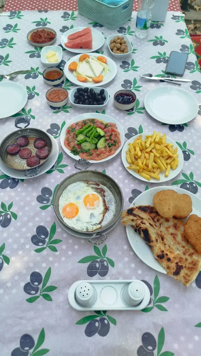 Yukarıdan serpme kahvaltı sofrası